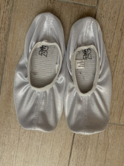 Rhythmic slippers size 32