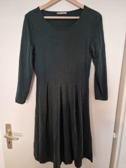 Mid-length dress with 3/4 length sleeves