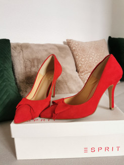Red bow pumps