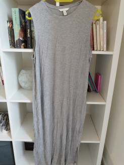 Langes graues Kleid