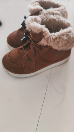 Filled suede shoes