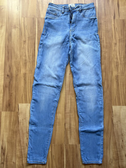 Schmale blaue Jeans