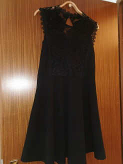 Schwarzes Kleid mit Spitze