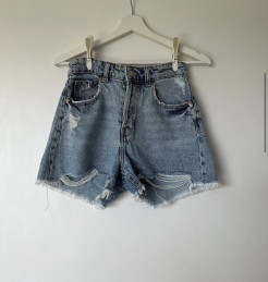 Short déchiré bleue