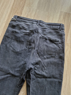 Schmale graue Jeans