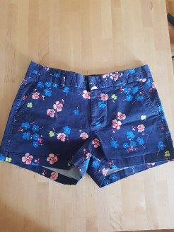 Blaue Shorts mit Blumenmuster