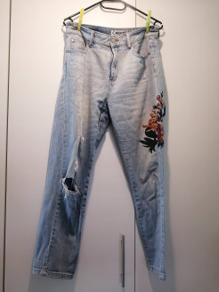 Holey jeans with flower motif