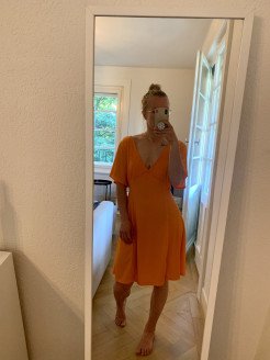 Kleines orangefarbenes Neckholder-Kleid