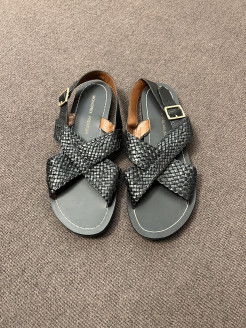 Sandale noire en cuir