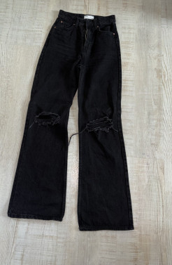 Ausgestellte schwarze Jeans