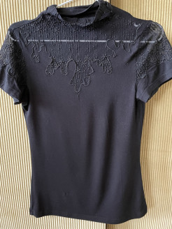 Hübsches schwarzes T-Shirt mit Lochmuster und Spitze