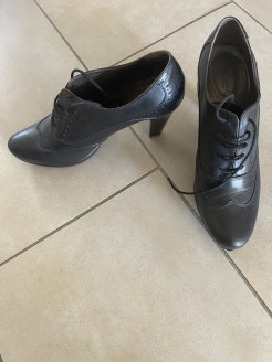 Nero Giardini Schuhe mit mittelhohem Absatz aus schwarzem Leder (Made in Italy)