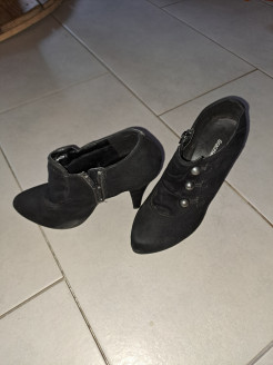 Heeled shoes