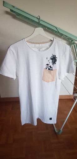 T-shirt blanc avec poche de couleur