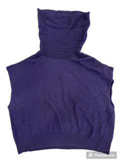 Sleeveless jumper with large, warm collar