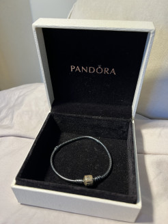 Bracelet gris foncé Pandora avec 2 charms