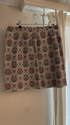 High-waisted patterned skirt