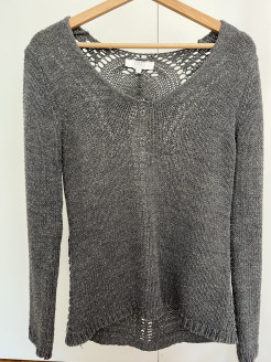 Pull gris ajouré dans le dos