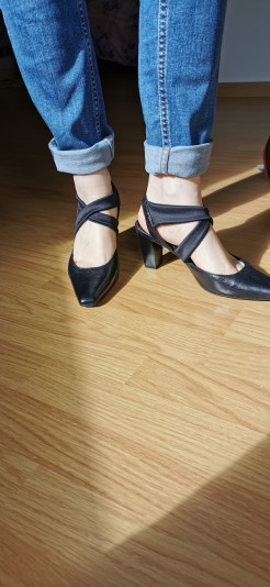 Leather pumps