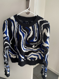 blauer Pullover mit langen Ärmeln