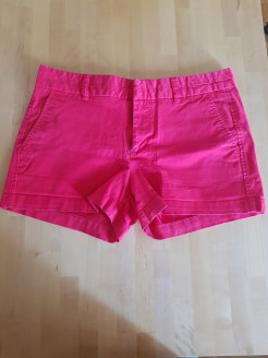 Rote Shorts