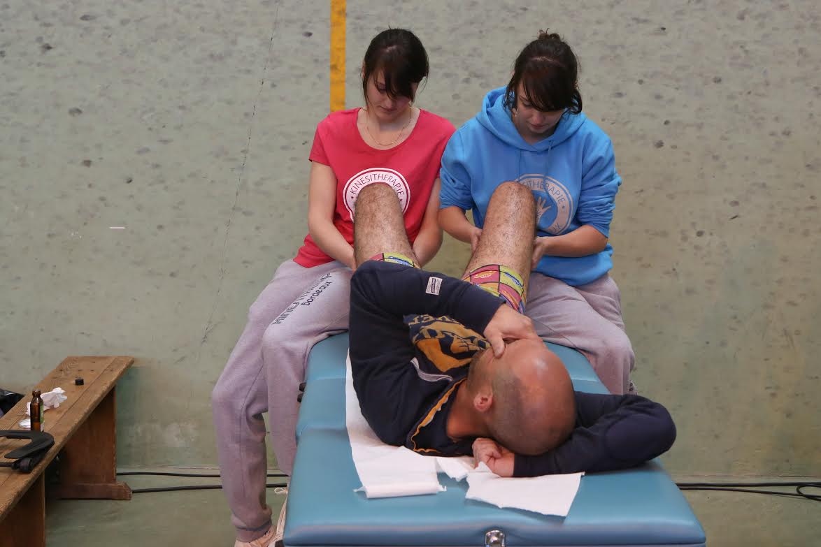 osteopathe-traitant-patient-debout-scaled