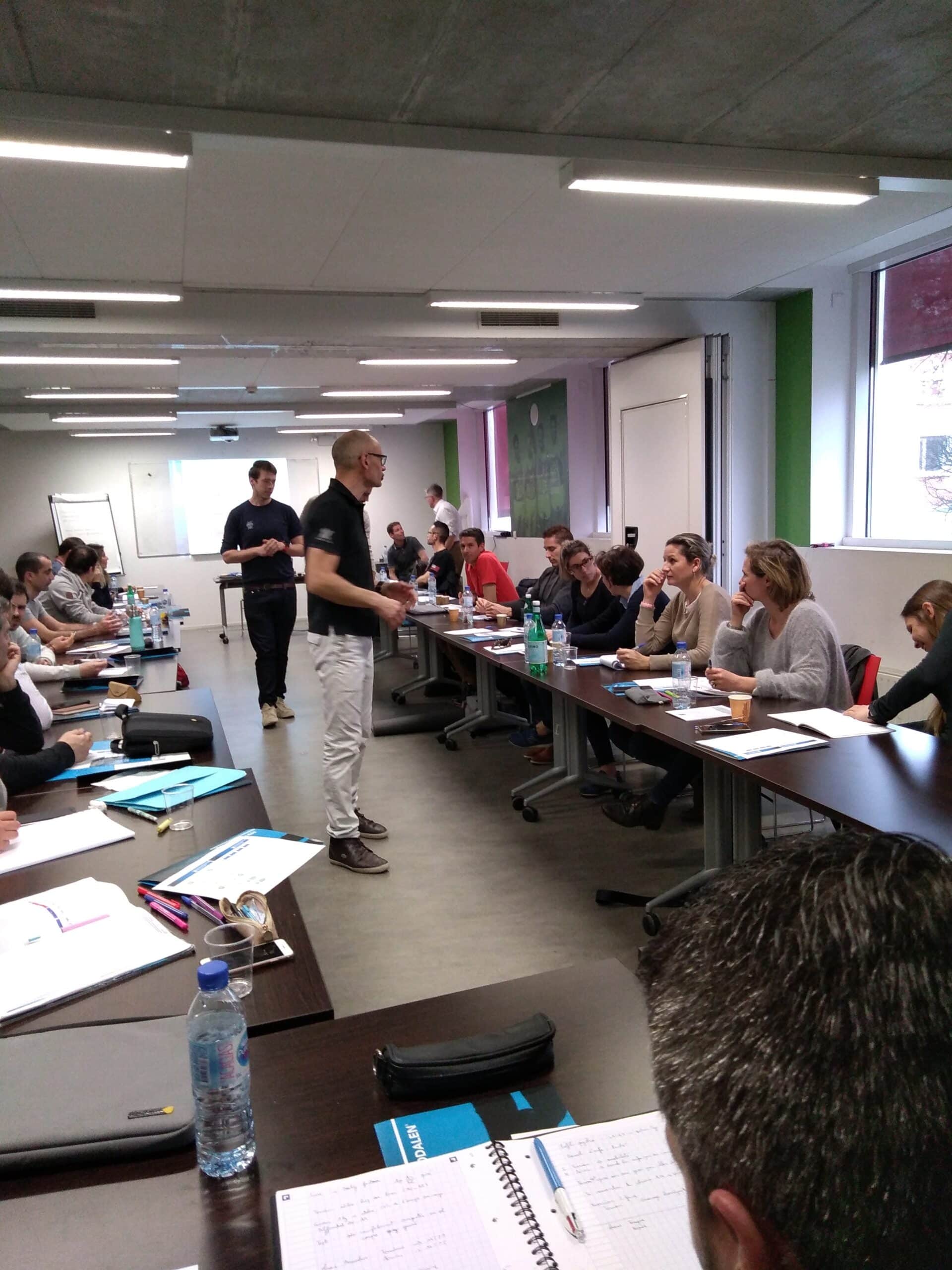 osteopathe-traitant-patient-debout-scaled