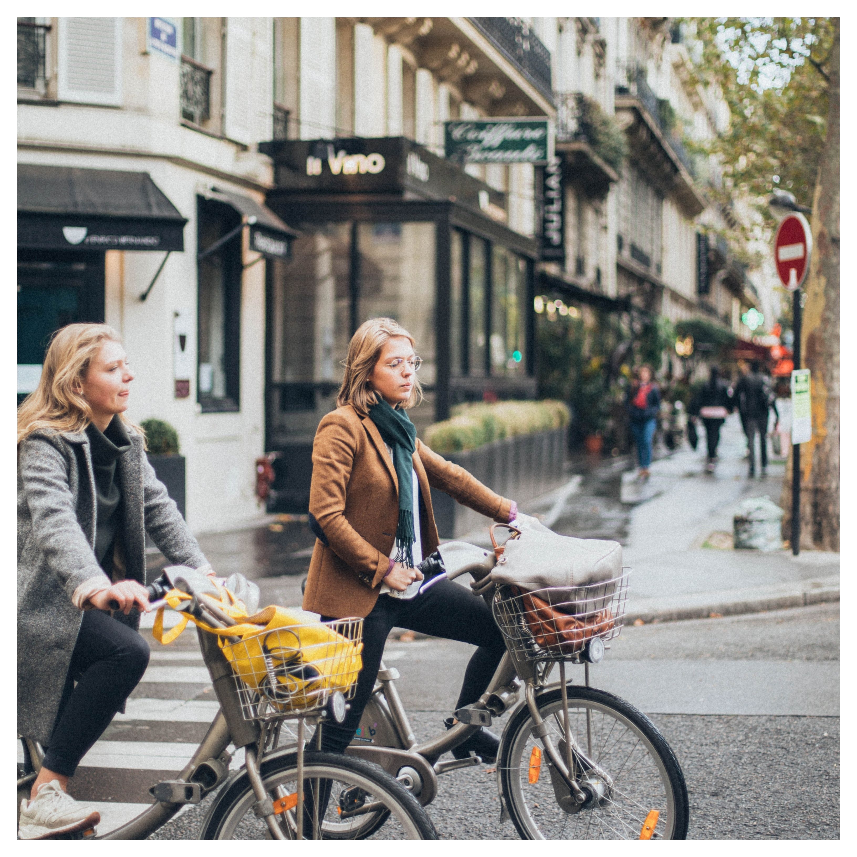 Deux personnes à vélo dans Paris