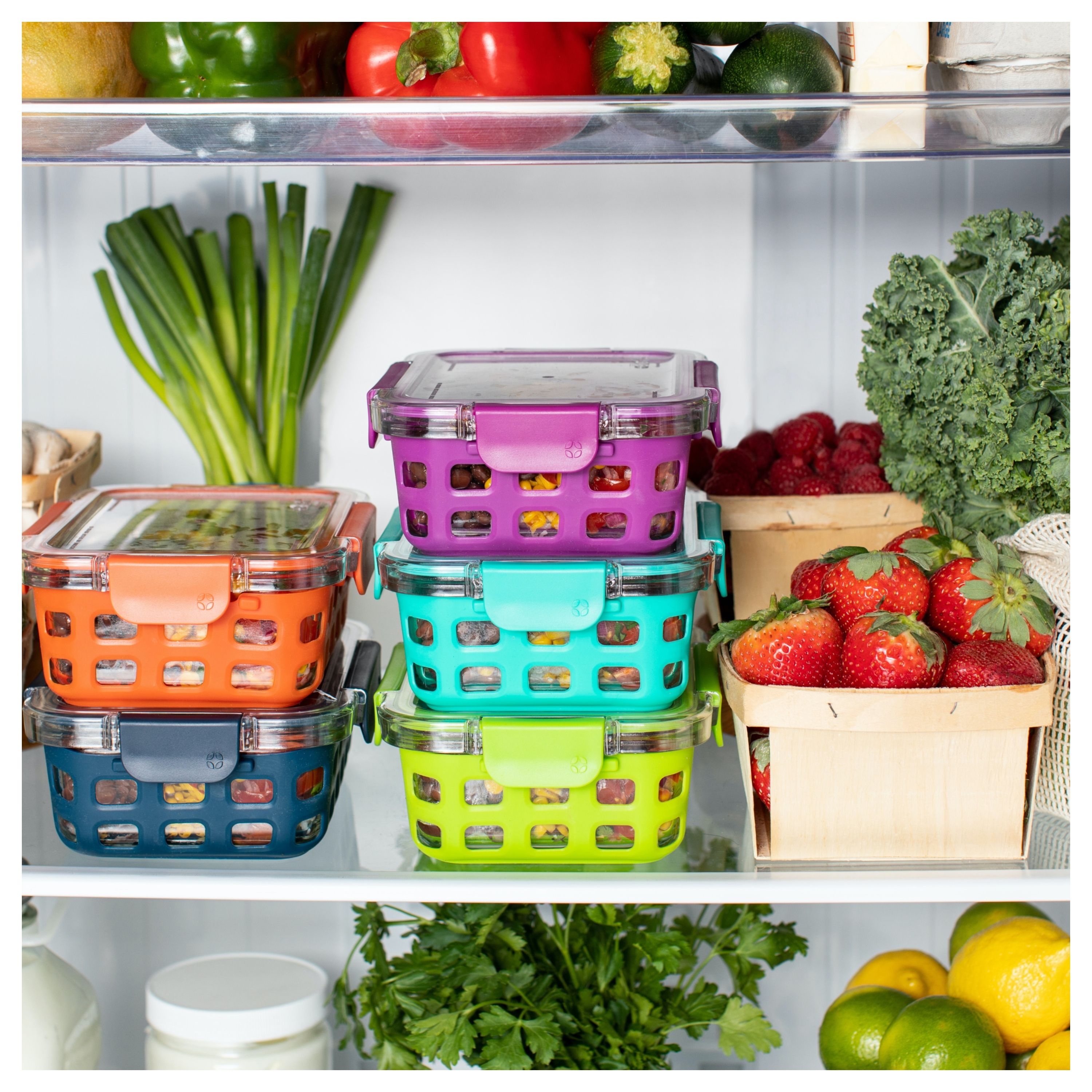 Des fruits et des légumes dans un réfrigérateur