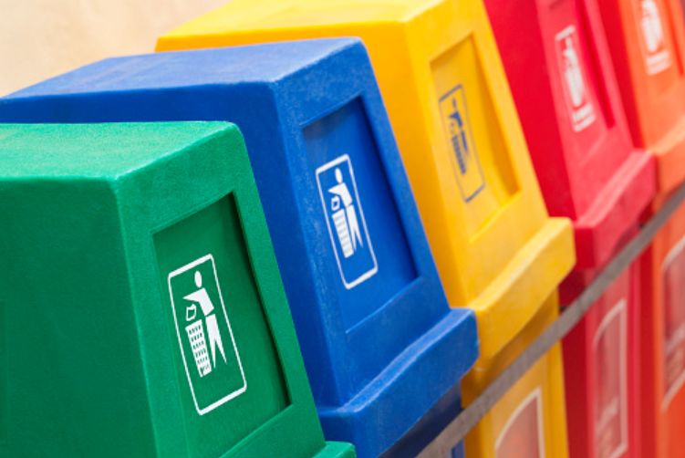 5 poubelles (verte, bleue, jaune, rouge, orange) pour trier ses déchets 