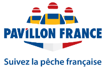 Logo du label Pavillon France représentant trois marins pêcheurs avec un tablier ciré jaune et un bonnet rouge, le nom "Pavillon France", un drapeau bleu blanc rouge et une phrase "Suivez la pêche française"