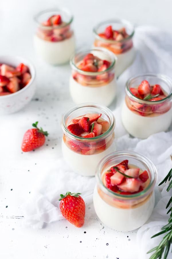 Pots de yaourts à la fraise
