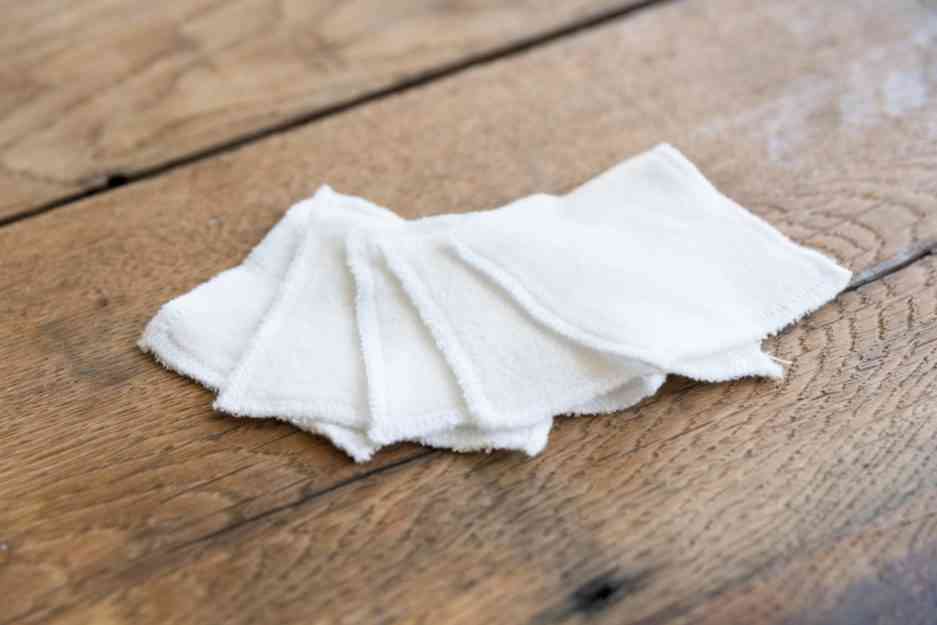 une serviette blanche sur une surface en bois