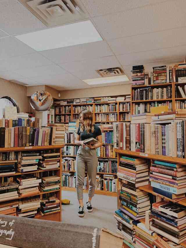 Femme dans une bibliothèque