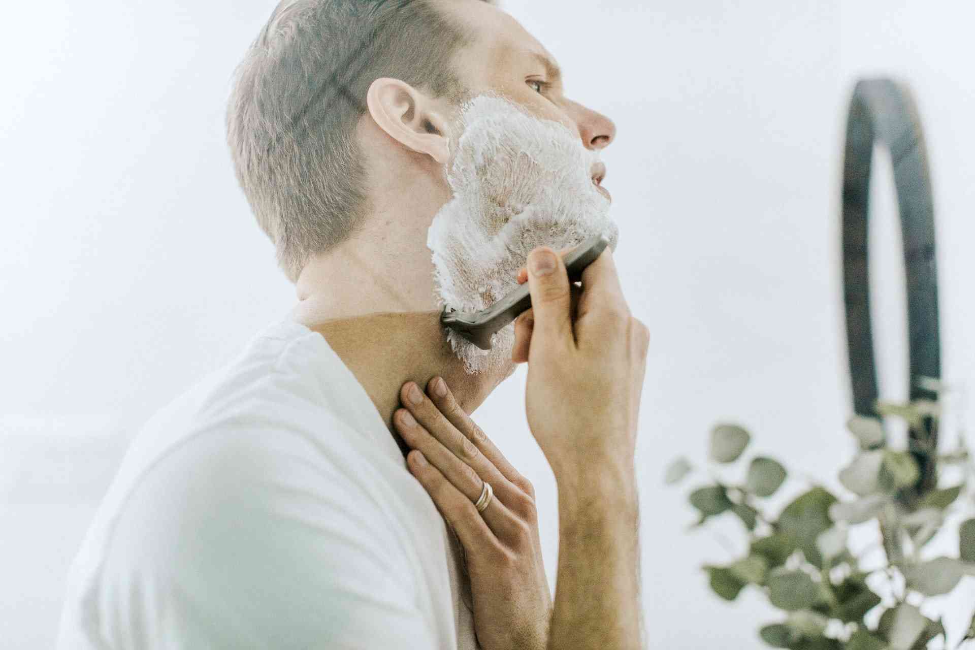 un homme avec une barbe