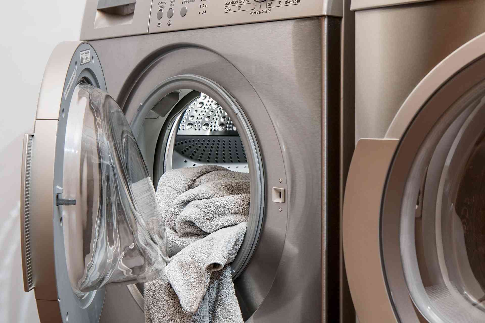 une personne dans une machine à laver