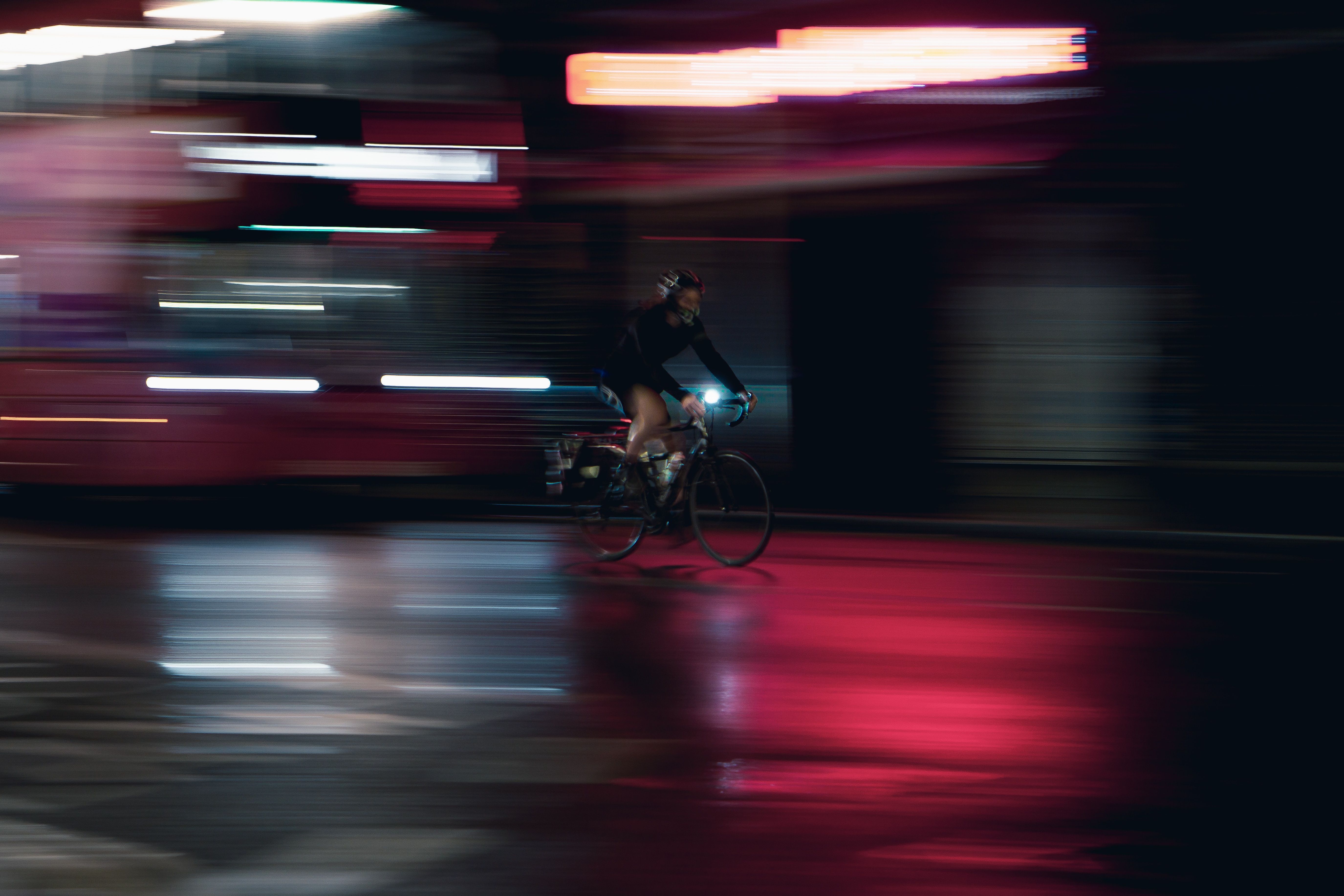 cycliste-nuit-chuko-cribb-unsplash.jpg