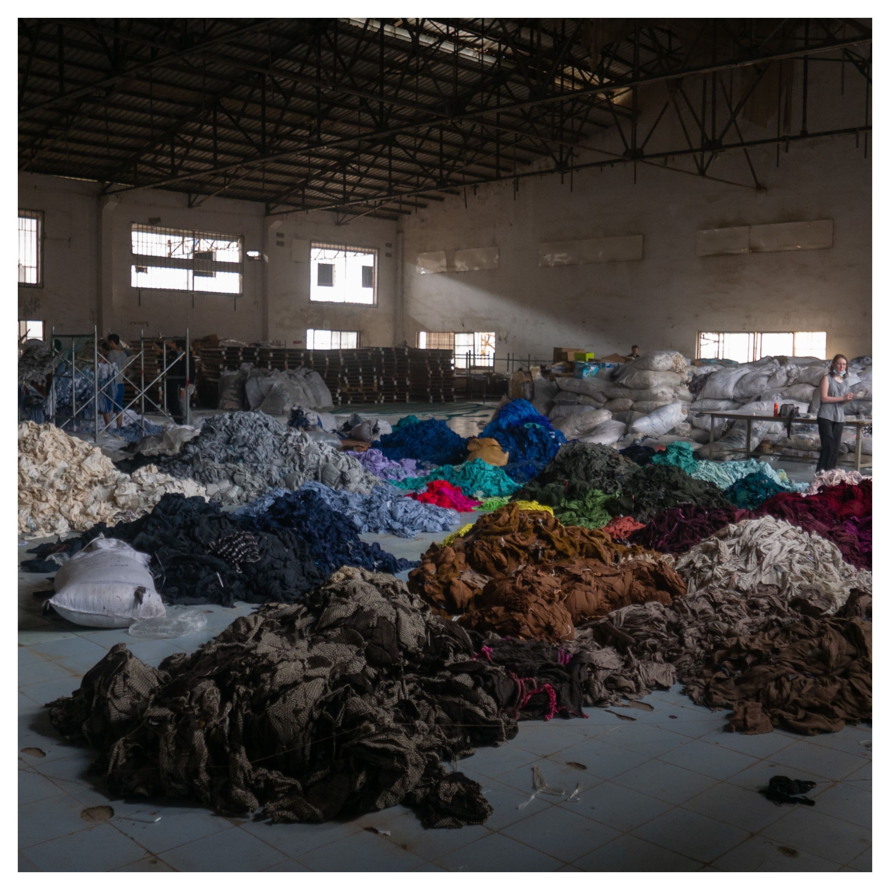 Pile de vêtements usagés dans un entrepôt