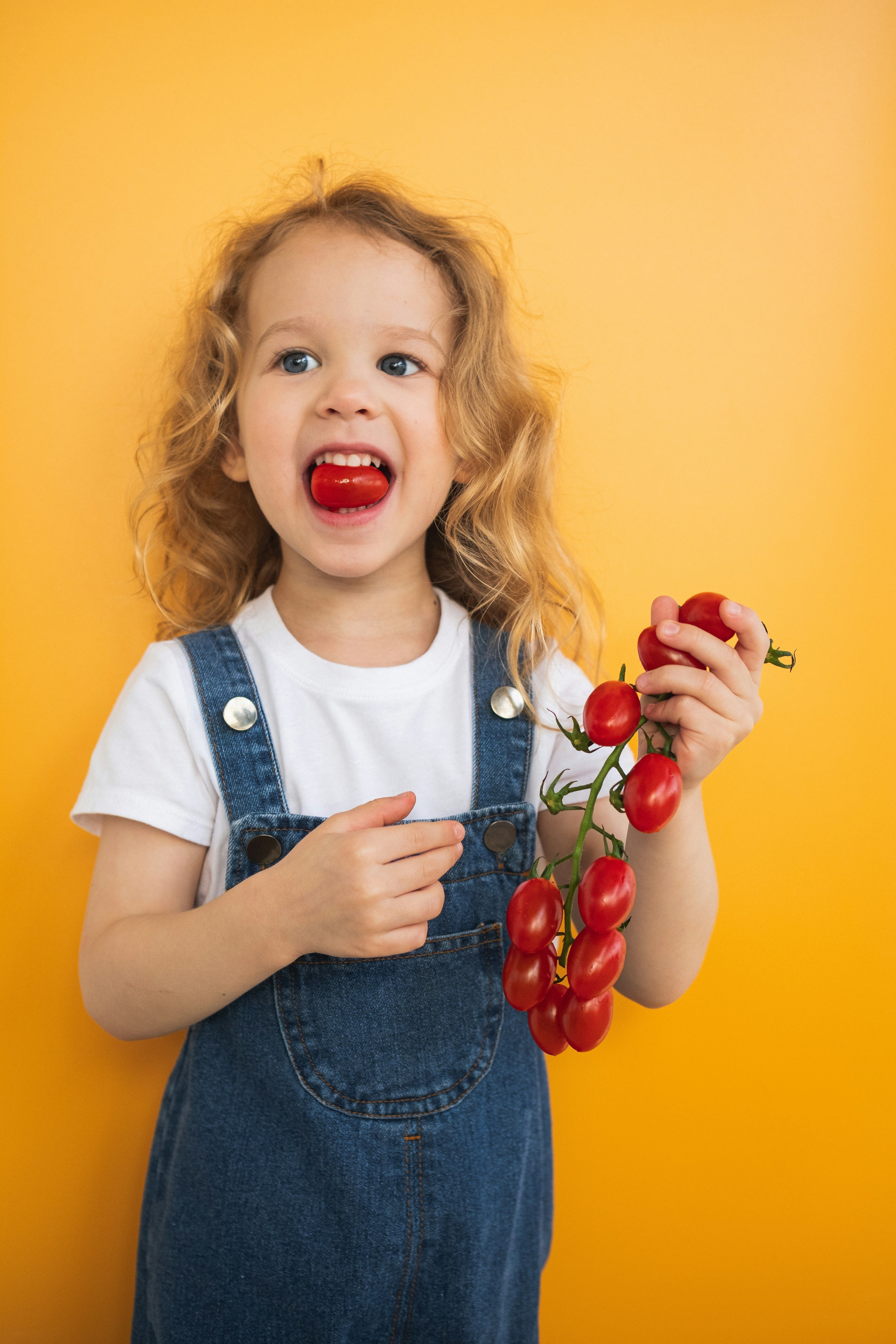 enfant qui mange des légumes