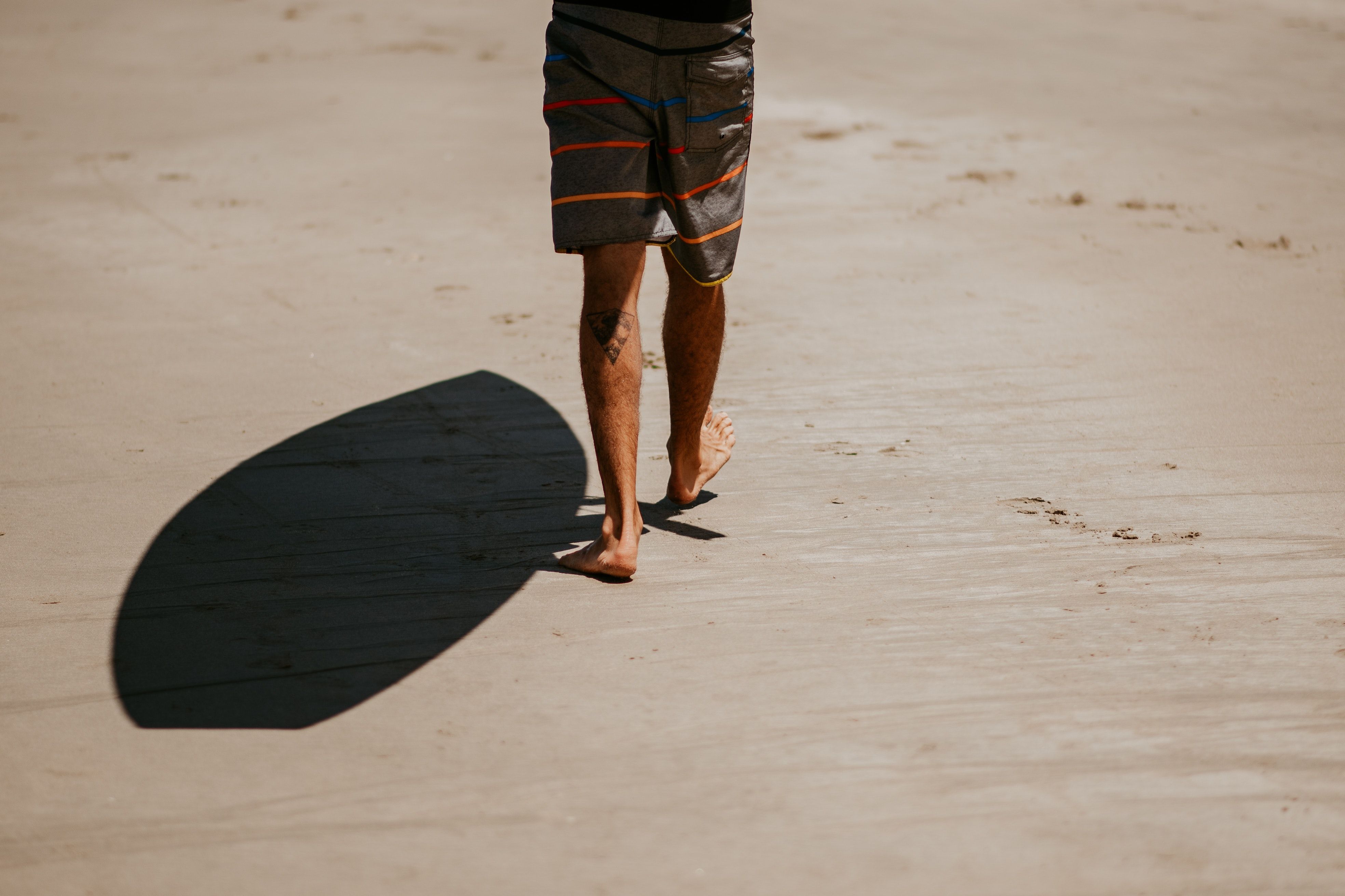 une personne marchant sur la plage