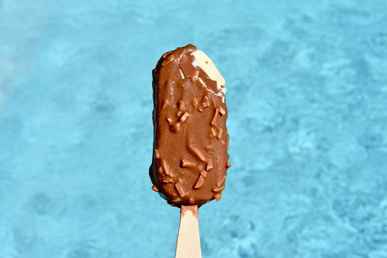 Une glace au chocolat avec l'eau claire d'une piscine en fond