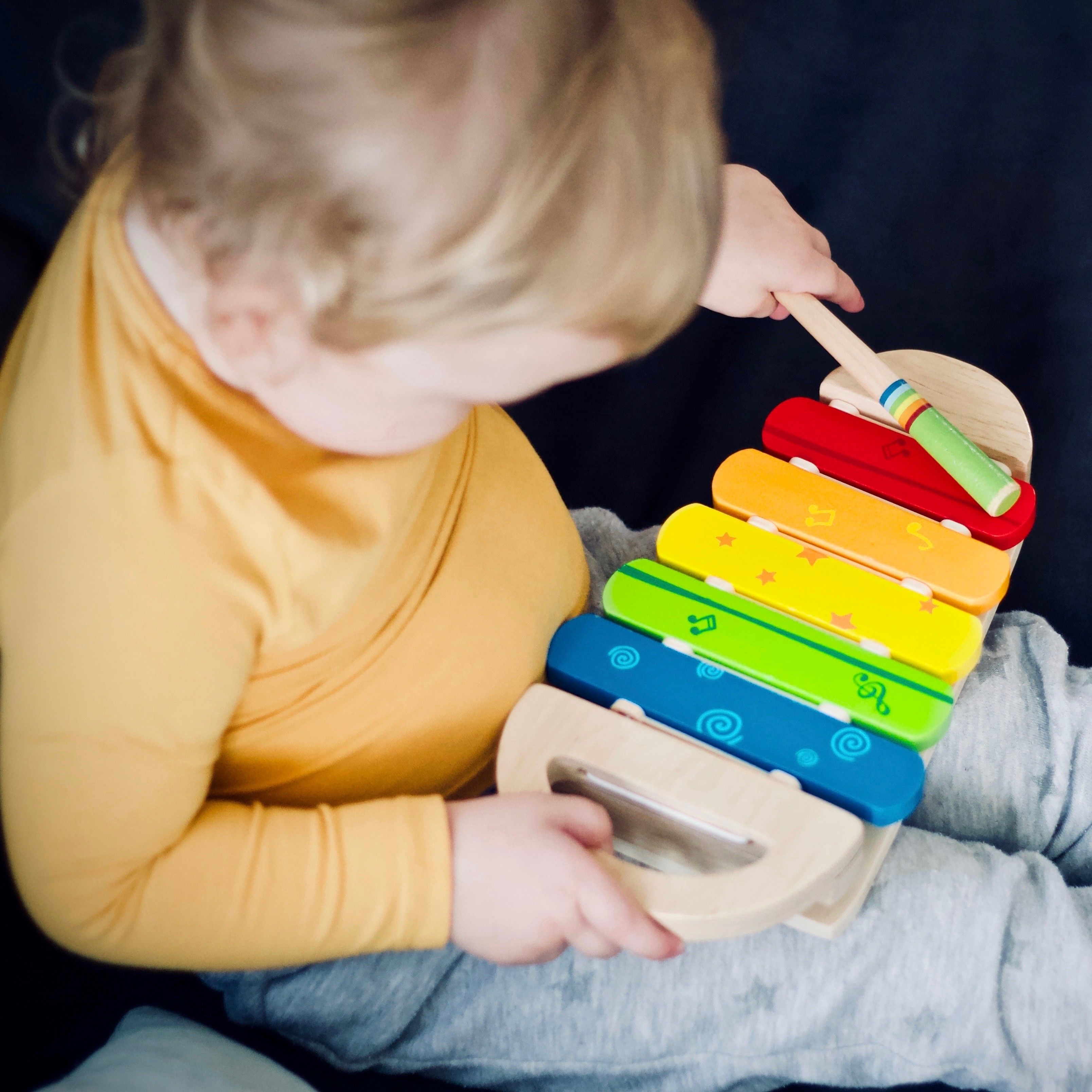 un enfant jouant avec un jouet