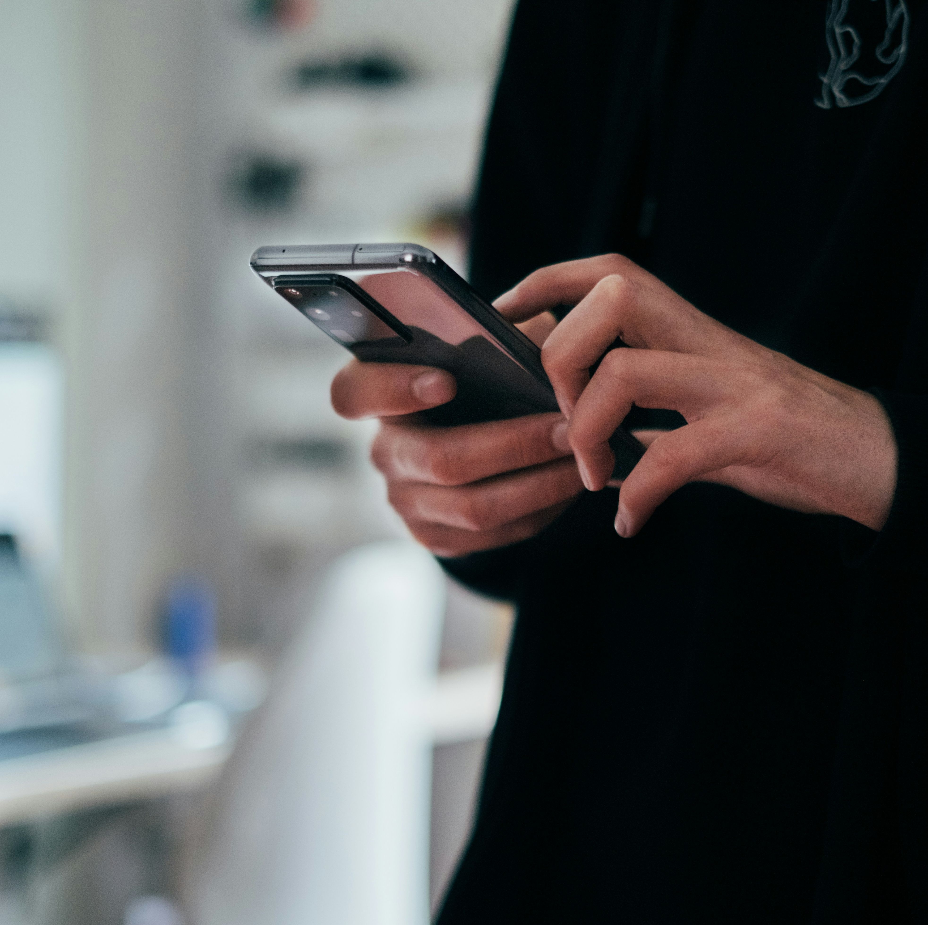 personne sur son téléphone 