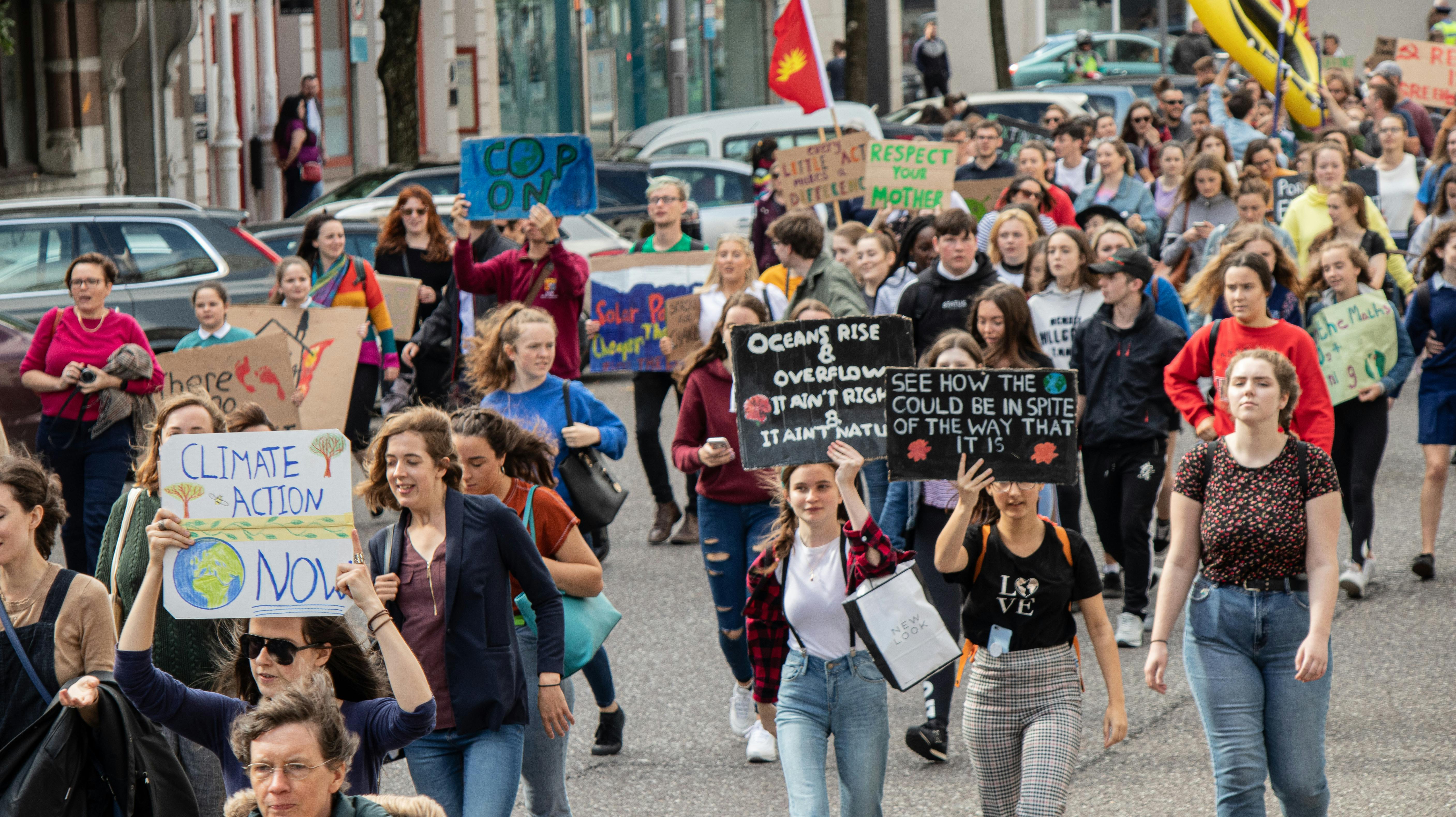 manif-pexels-robinerino.jpg