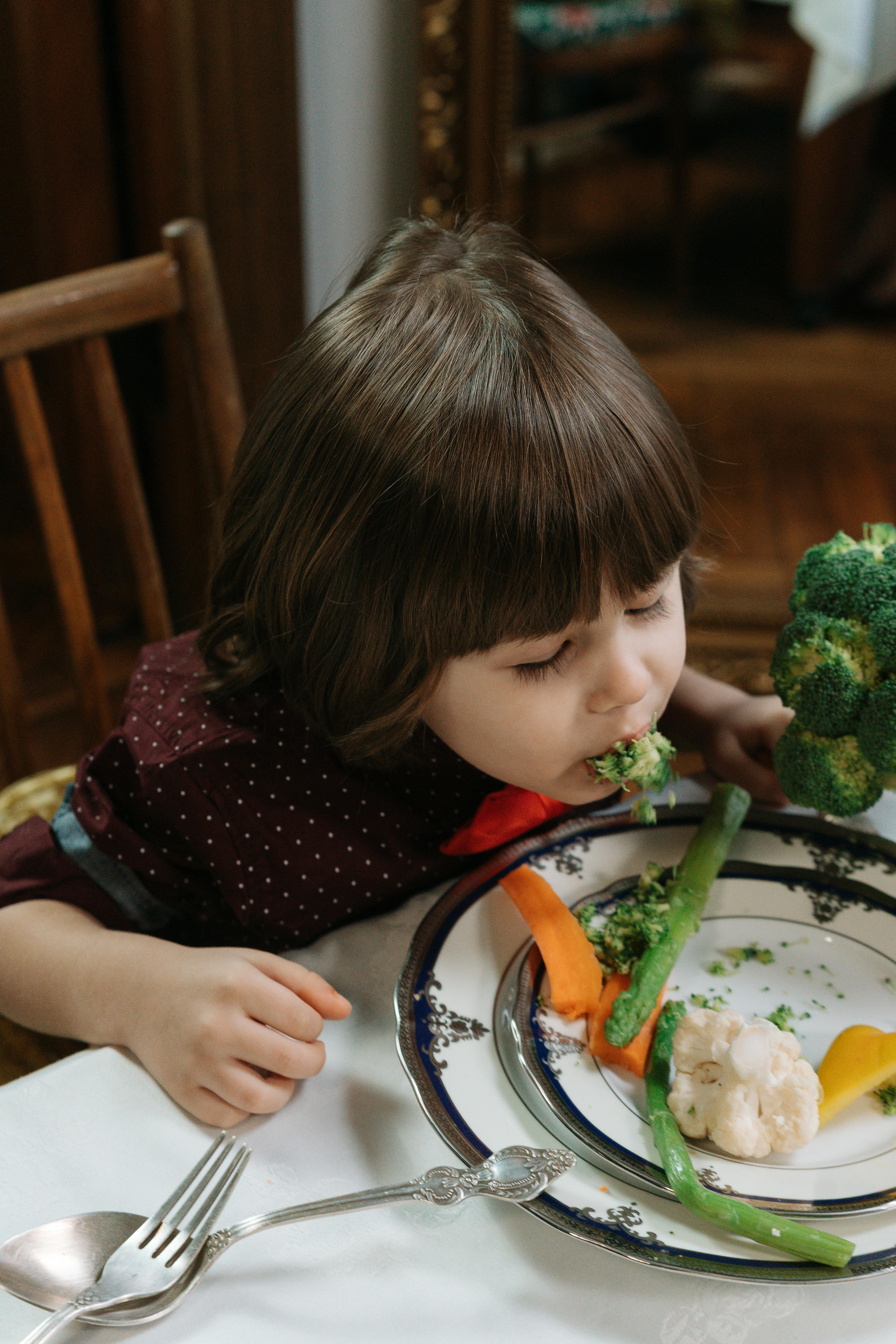 enfant qui mange des légumes