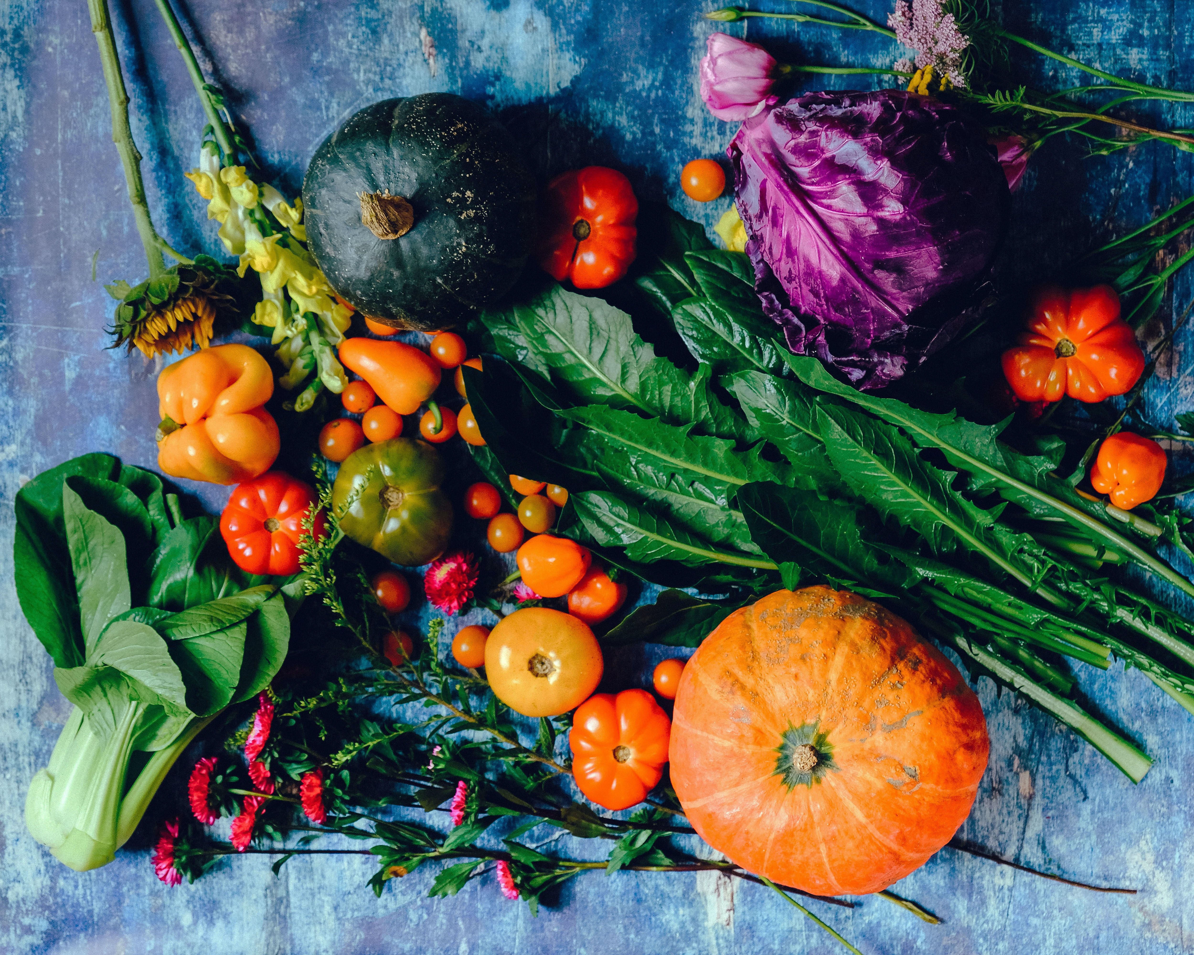Fruits et légumes divers sur fond bleu