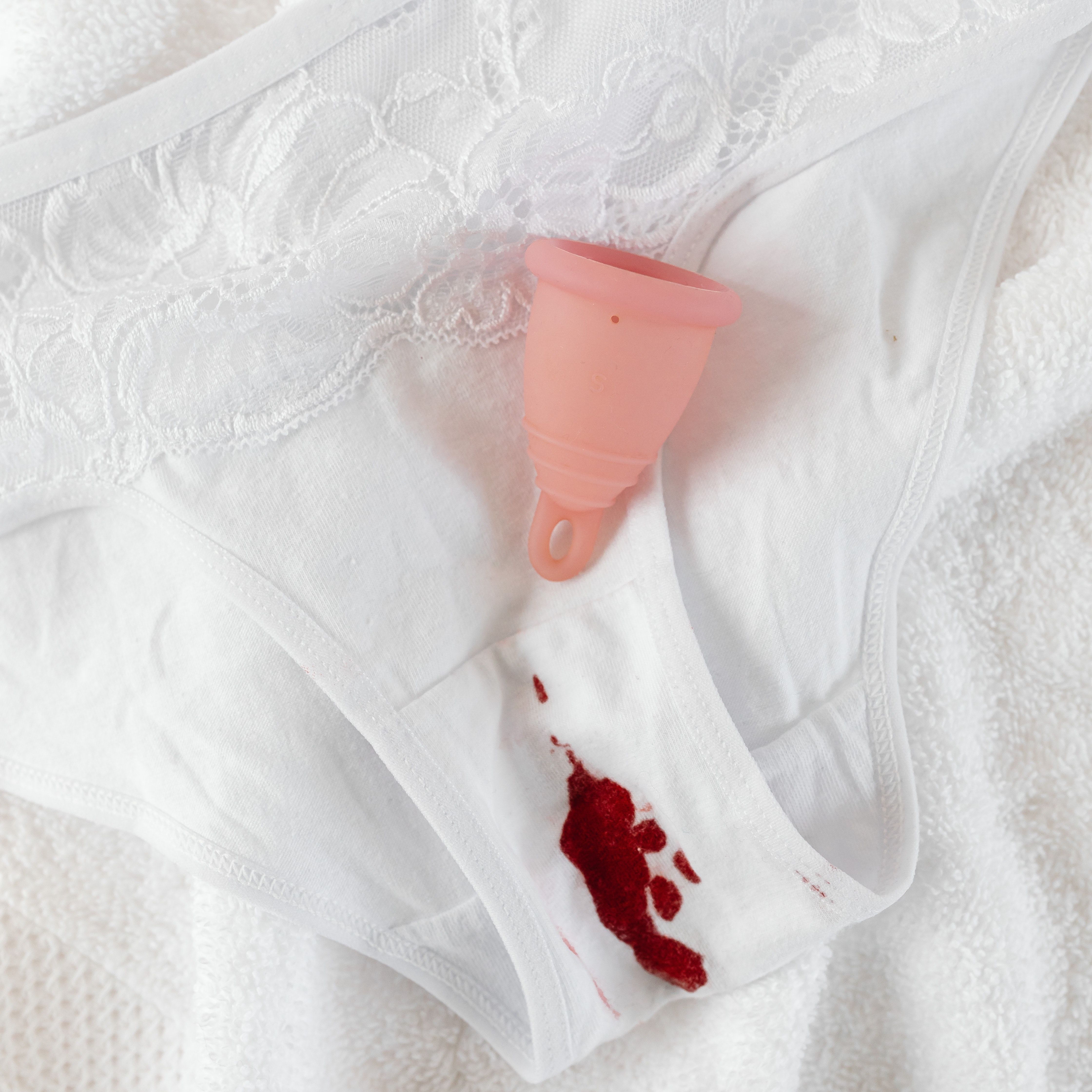 culotte de règle tachée et cup menstruelle