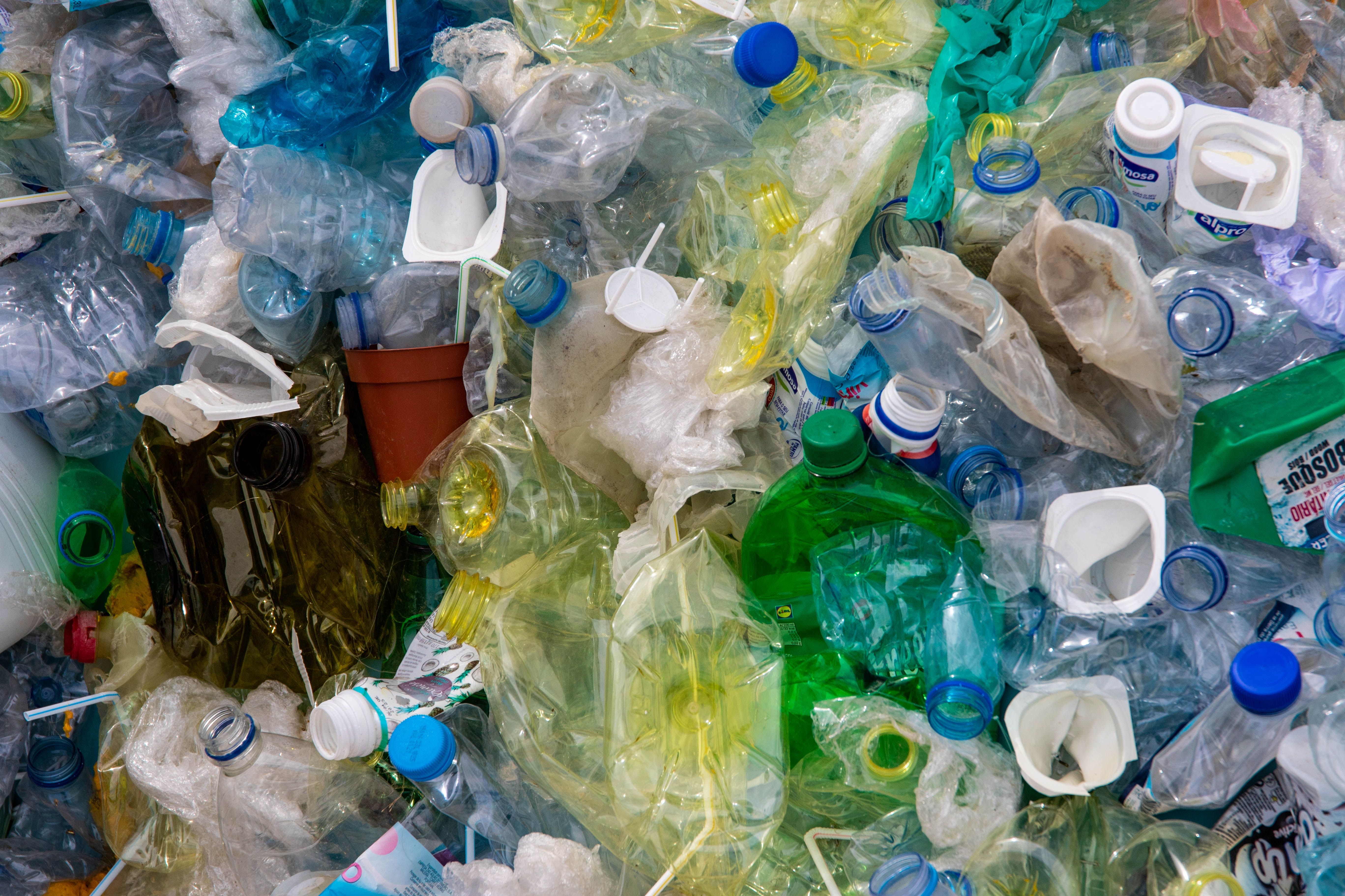 bouteilles et déchets plastiques