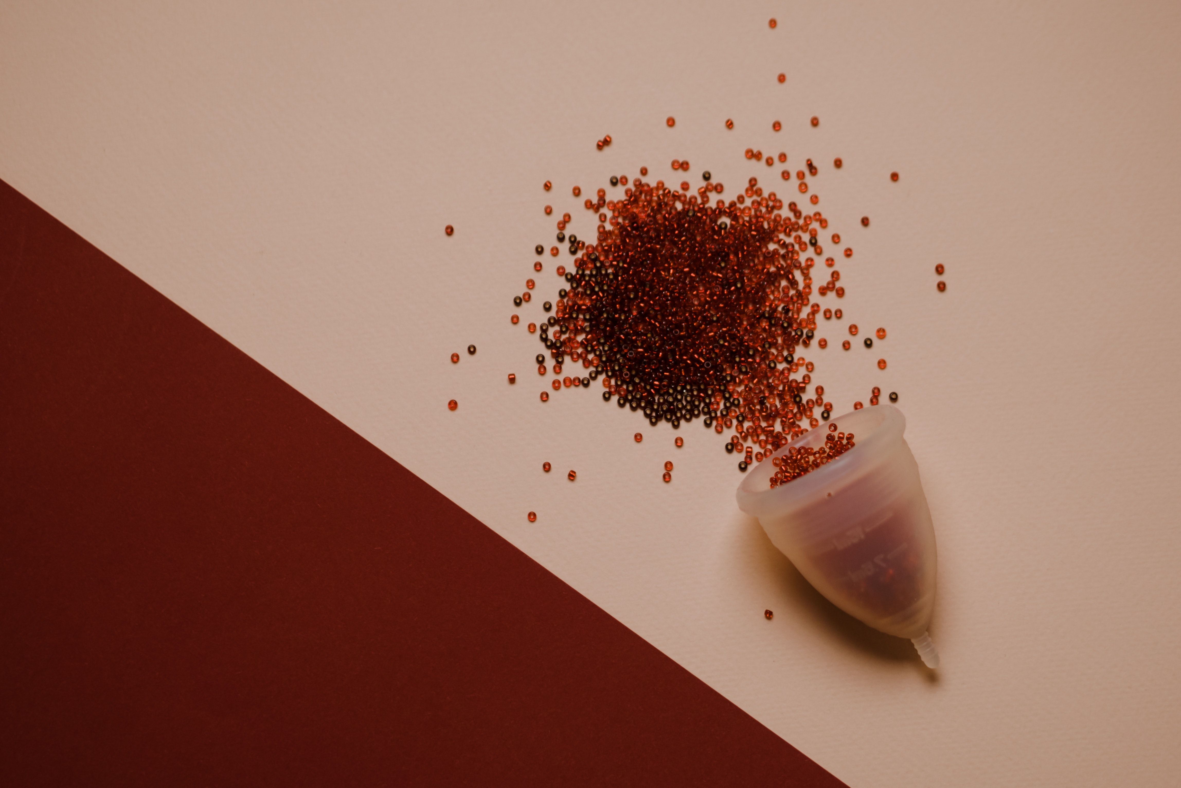 une tasse de café et une substance rouge sur une surface rouge