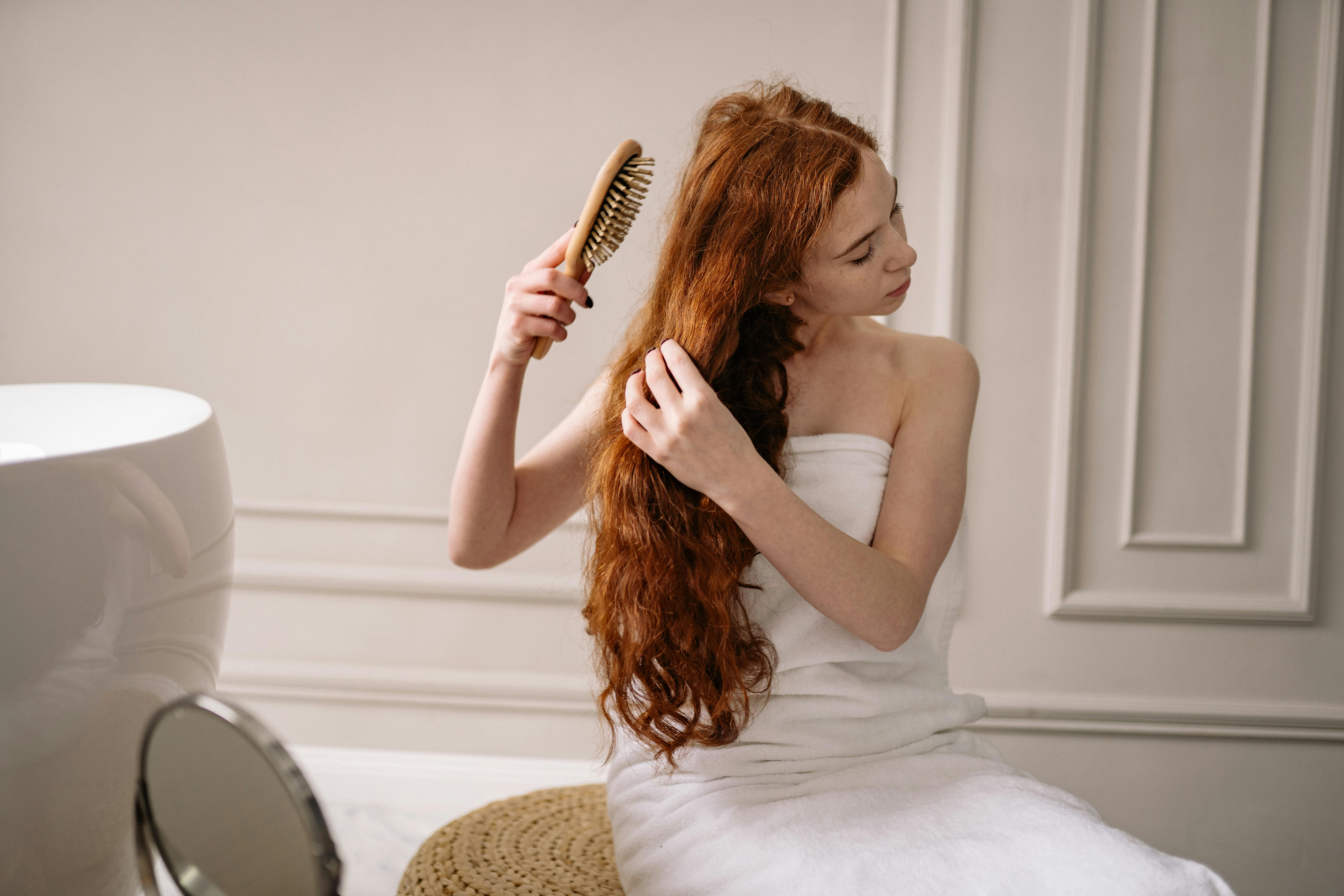 femme qui se brosse les cheveux